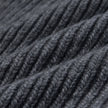 Nærbilde av en mørkegrå lue (Beanie Dark Grey) i ribbestrikket stoff.
