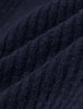 Nærbilde av en marineblå Wool Beanie Navy-lue i ribbestrikket merinoull.