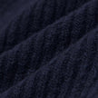 Nærbilde av en marineblå Wool Beanie Navy-lue i ribbestrikket merinoull.