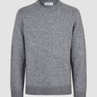 Tykk, myk ullgenser med rund hals i fargen Glacier Grey, med strukturert strikk, ribbede mansjetter og ribbet nederkant.