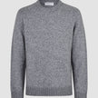 Grovstrikket, myk ullgenser med rund hals i fargen Glacier Grey, i grovstrikket, myk ull med ribbestrikkede mansjetter og nederkant, med nordisk design.