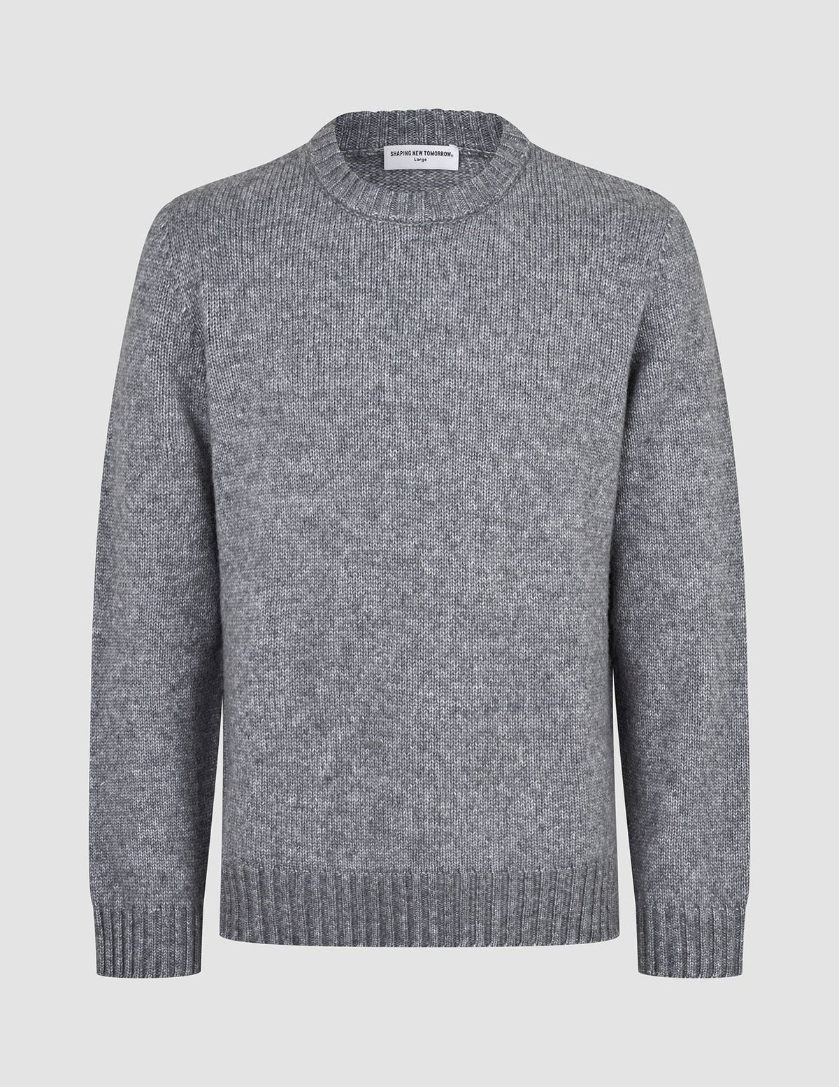 Grovstrikket, myk ullgenser med rund hals i fargen Glacier Grey, i grovstrikket, myk ull med ribbestrikkede mansjetter og nederkant, med nordisk design.