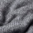 Nærbilde av en grå, tykk og myk ullgenser med rund hals i fargen Glacier Grey og skandinavisk design.