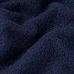 Nærbilde av det strukturerte, mørk marineblå stoffet i italiensk ullblanding på Double Layer Wool Overshirt Regular Dark Navy.