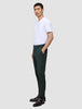 En mann i en hvit T-skjorte og Northern Pine Ease Pants Regular står i profil.