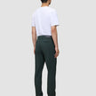 En mann sett bakfra, kledd i en hvit T-skjorte og Ease Pants Regular Northern Pine med 360°-stretch.