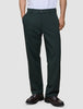 En person som har på seg mørkegrønne Ease Pants Relaxed Fit Northern Pine og brune loafers.