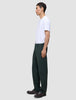 En person i en hvit T-skjorte og Northern Pine Ease Pants Relaxed Fit, med en avslappet passform og 360°-stretch.