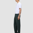 En person i en hvit T-skjorte og Northern Pine Ease Pants Relaxed Fit, med en avslappet passform og 360°-stretch.