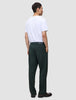 En mann sett bakfra, kledd i en hvit T-skjorte og mørkegrønne Ease Pants Relaxed Fit Northern Pine med 360°-stretch.