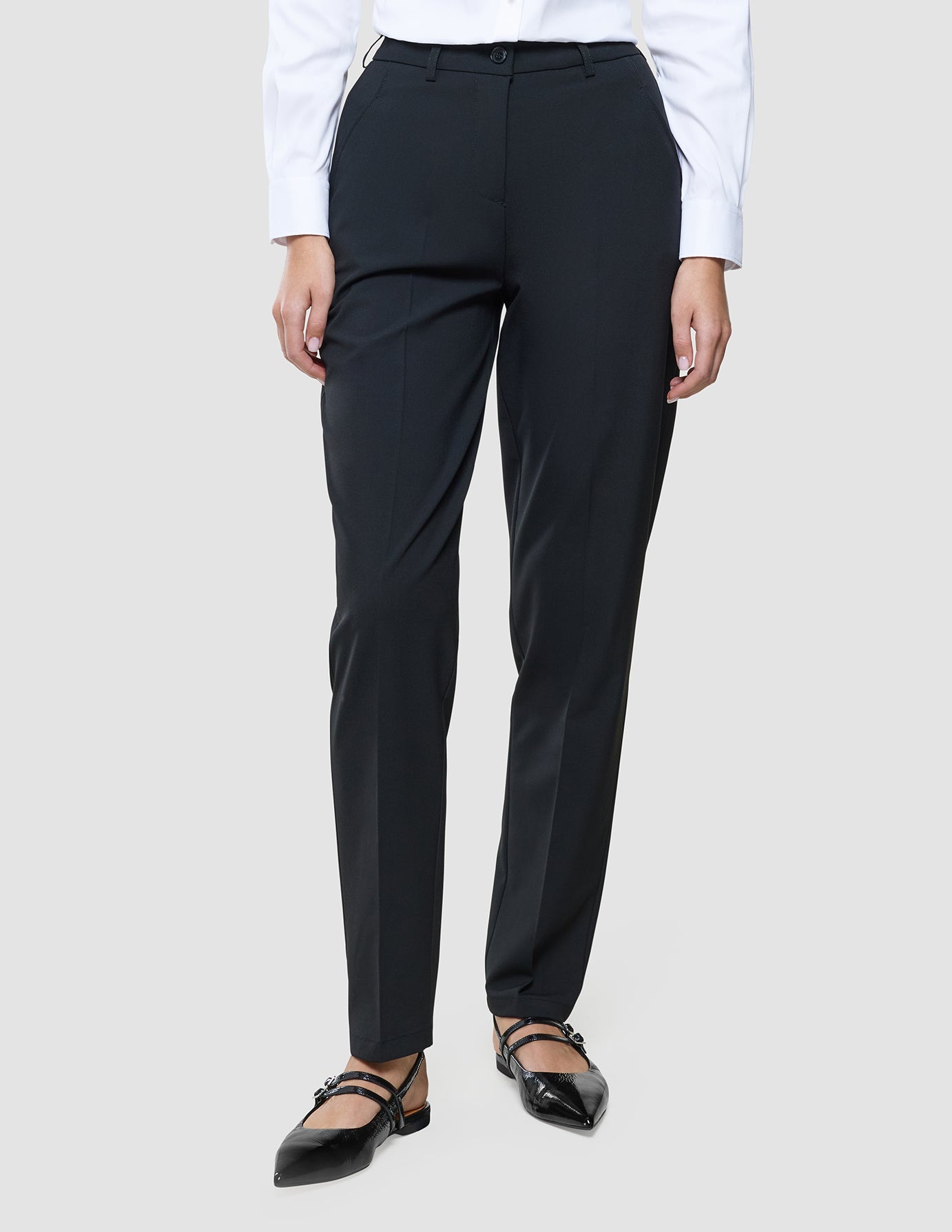 Women Ease Pants Tapered Black