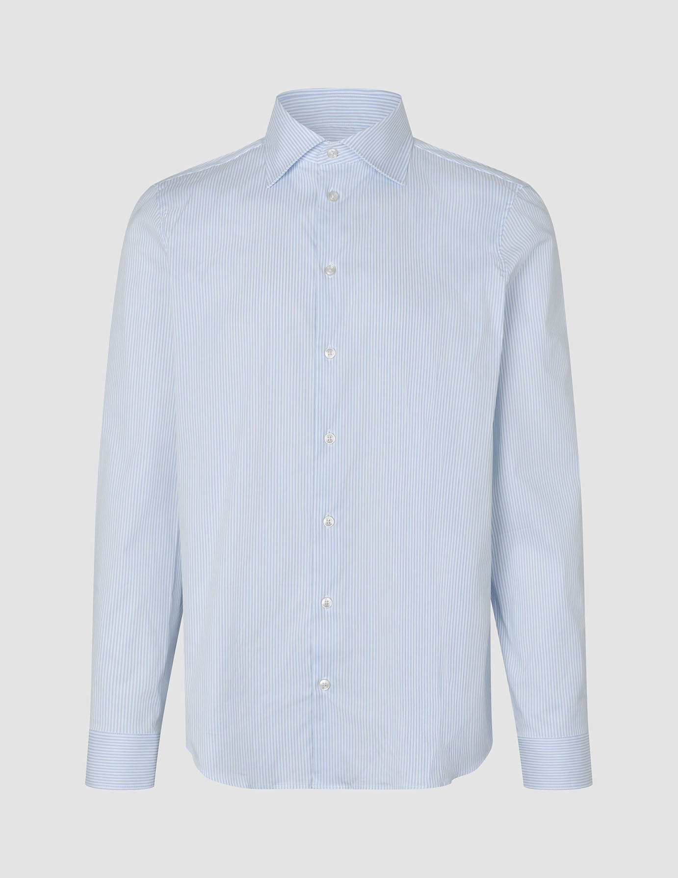 Elevated Shirt Regular Classic Blue Striped – langermet skjorte med knapper i et lysblått og hvitt vertikalt stripemønster.