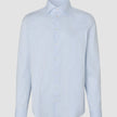 Elevated Shirt Regular Classic Blue Striped – langermet skjorte med knapper i et lysblått og hvitt vertikalt stripemønster.