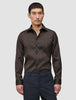 En mann iført en Elevated Shirt Regular Dark Brown – en langermet skjorte i skandinavisk-inspirert design.