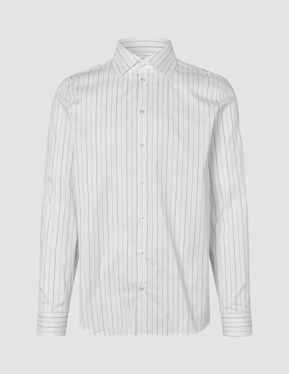 Elevated Shirt Regular – Lys grå stripete skjorte med knapper og klassisk krage i et rent, skandinavisk design.
