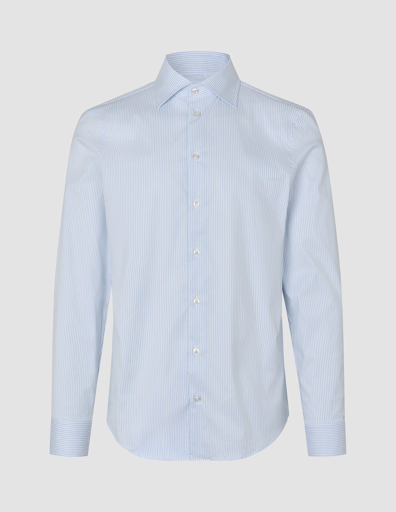 Elevated-skjorte, Slim Classic, blåstripet: en langermet knappeskjorte i slim fit med krage, i lyseblå og hvite striper.
