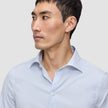 Mann iført en Elevated Shirt Slim Classic Blue Striped i lyseblå og hvit finstripet Pima-bomull.