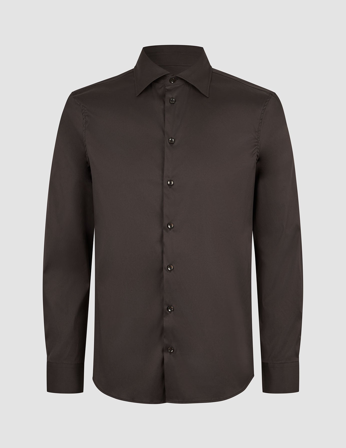 Elevated-skjorte, slim fit, mørkebrun: dresskjorte i mørkebrun Pima-bomull med smal passform, lange ermer og spiss krage.