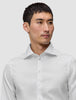 En mann iført en Elevated Shirt White Slim i Pima-bomull, med et hvitt design i smal passform og en spredt krage.