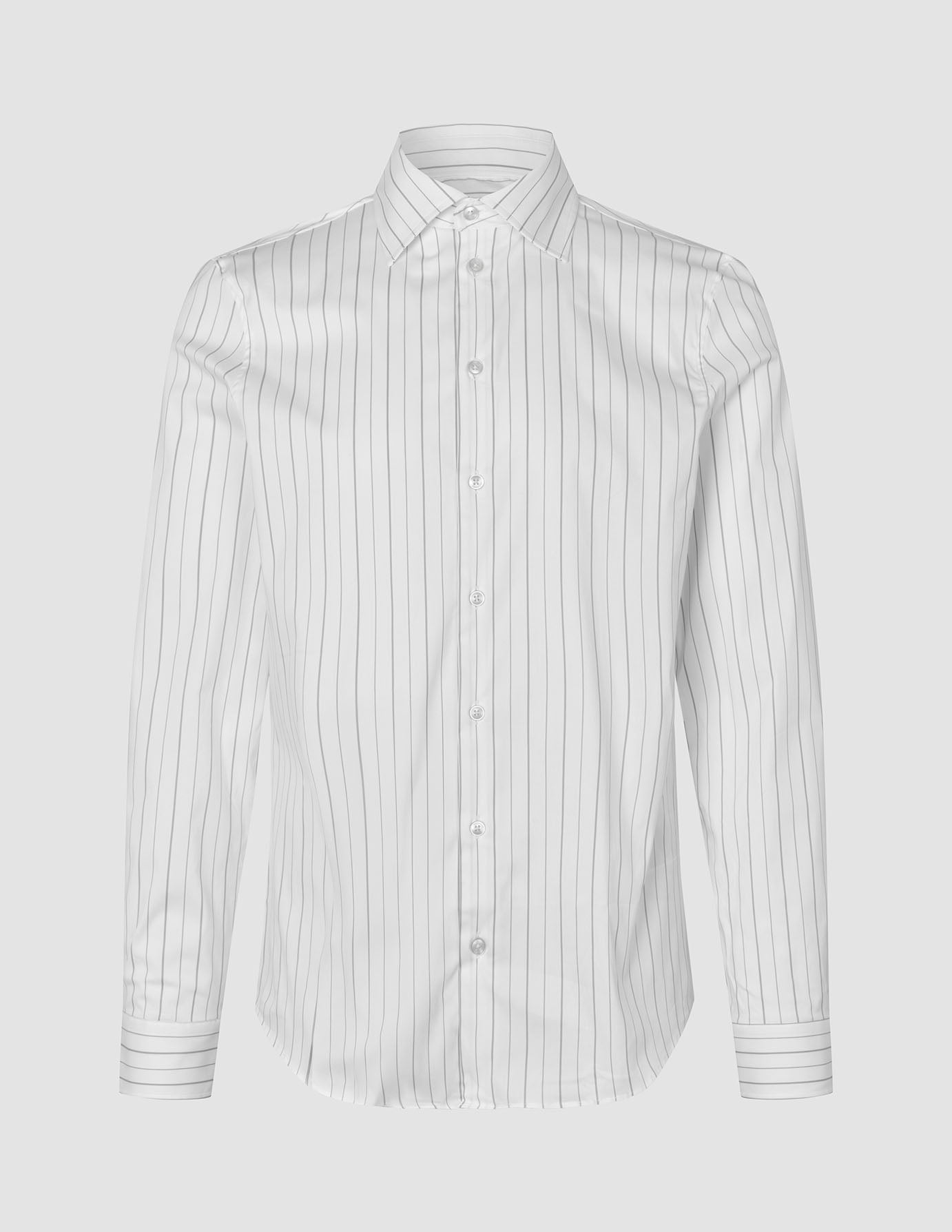 Elevated Shirt Slim – Langermet, lysgrå stripete skjorte med knapper i Pima-bomull, med tynne grå vertikale striper på hvit bakgrunn.
