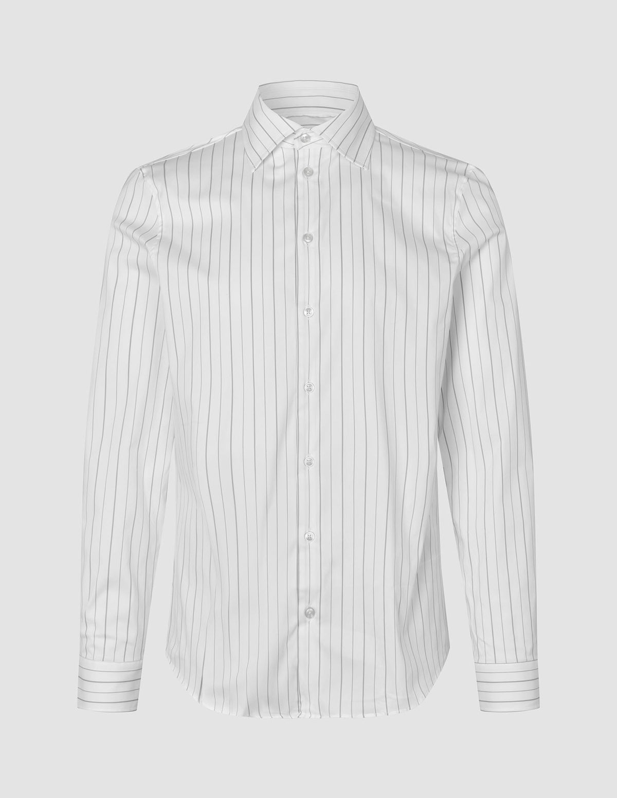 Elevated Shirt Slim – Langermet, lysgrå stripete skjorte med knapper i Pima-bomull, med tynne grå vertikale striper på hvit bakgrunn.