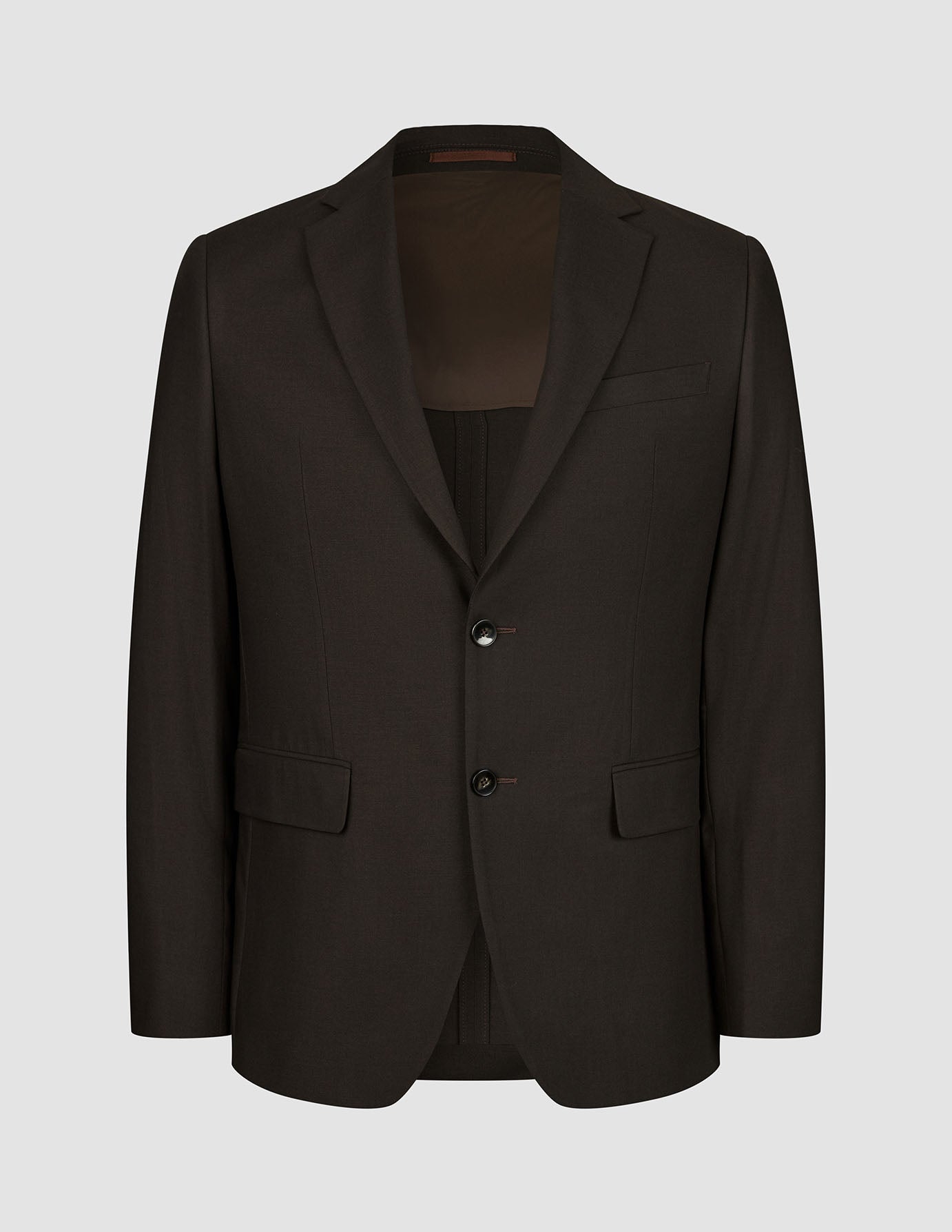 Motion Blazer Regular Cognac: mørkebrun blazer med 360°-stretch, to knapper, hakkrevers og to lommer med klaff foran.