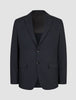 Motion Blazer Regular Midnight Blue: en mørkeblå blazer med to knapper, skrå krage, lommer med klaff og 360°-stretch.