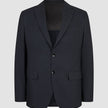 Motion Blazer Regular Midnight Blue: en mørkeblå blazer med to knapper, skrå krage, lommer med klaff og 360°-stretch.