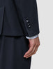 Nærbilde av en erme på en Motion Blazer Regular i fargen Midnight Blue, som viser fire mansjettknapper og en skjorteerme under.