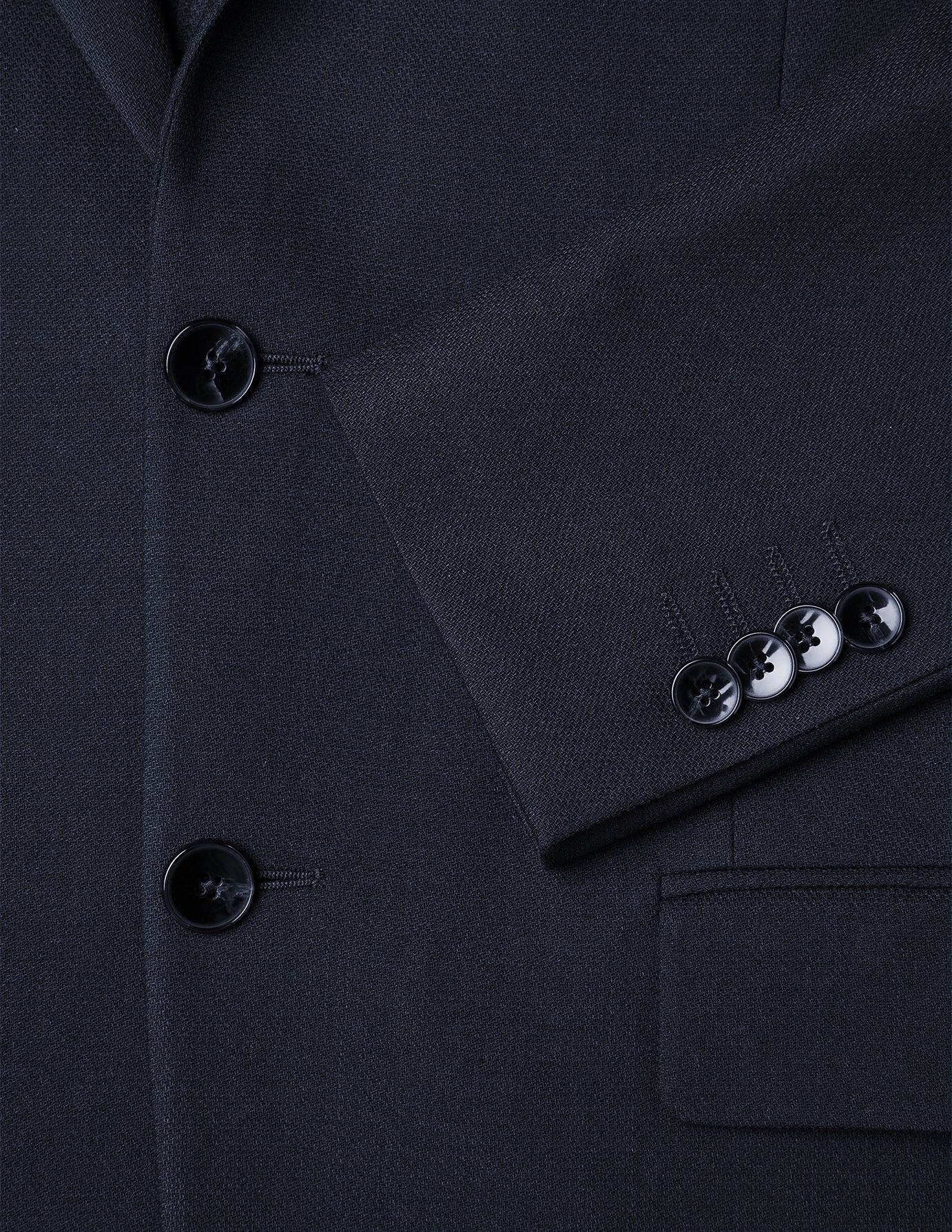 Motion Blazer Regular Midnight Blue: skreddersydd mørkeblå blazer med knapper foran, knappede mansjetter og 360°-stretch.