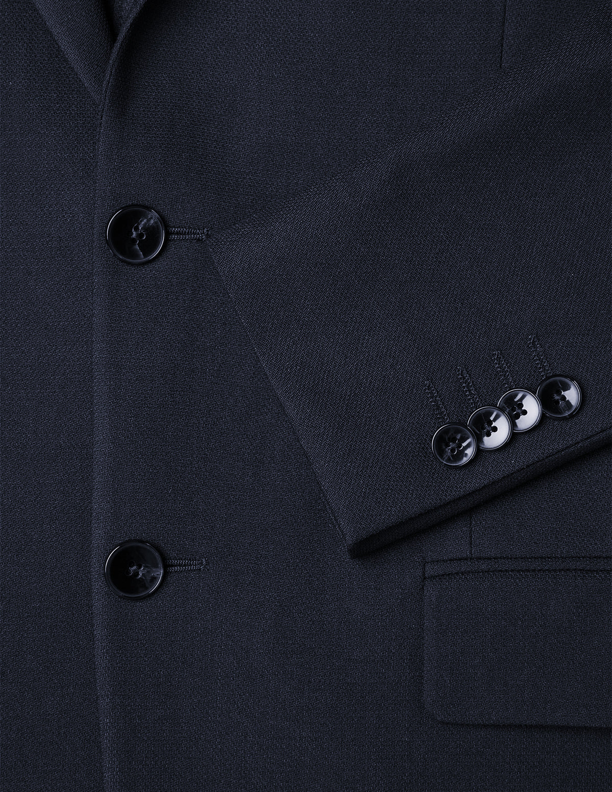 Motion Blazer Regular Midnight Blue: skreddersydd mørkeblå blazer med knapper foran, knappede mansjetter og 360°-stretch.