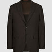 Motion Blazer Slim Cognac: en skreddersydd, mørkebrun blazer med to knapper, skrå krage, lommer med klaff og 360°-stretch.