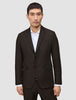 En mann som har på seg en mørkebrun Motion Blazer Slim Cognac over en hvit skjorte.