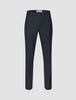 Motion Suit Pants Regular – Midnattsblå dressbukser med midtstrekk, knappelukking i linningen og 360°-stretch.
