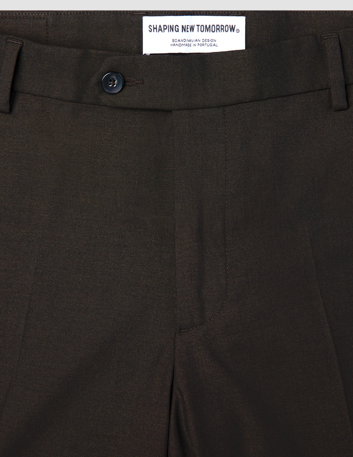 Mørkebrune Motion Suit-bukser i slim fit, Slim Cognac, med 360°-stretch, knappelukking og merkelapp i linningen.