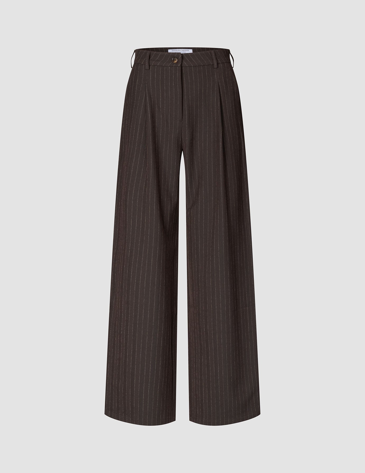 Serene Wide Walnut Herringbone: Bukser med høy midje, mørkebrune, plisserte og vide ben, med vertikale nålestriper.
