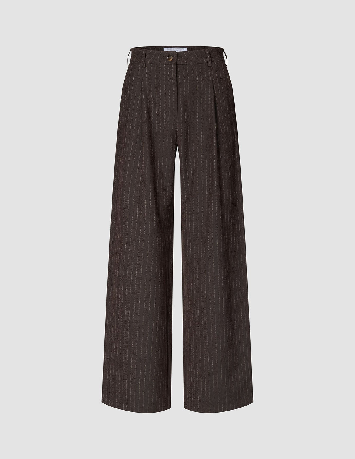 Serene Wide Walnut Herringbone: Bukser med høy midje, mørkebrune, plisserte og vide ben, med vertikale nålestriper.