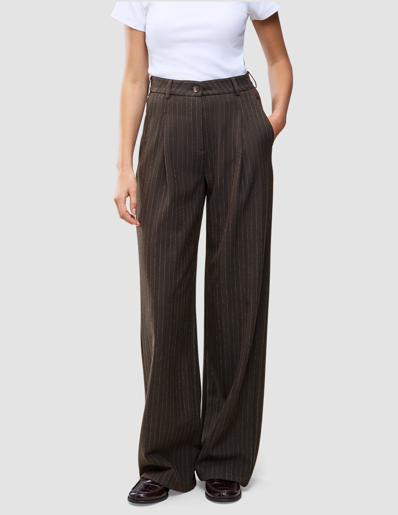 Serene Pants Wide Walnut Herringbone: bukser med høy midje og vide ben i mørkebrunt nålestripe med et rent design.