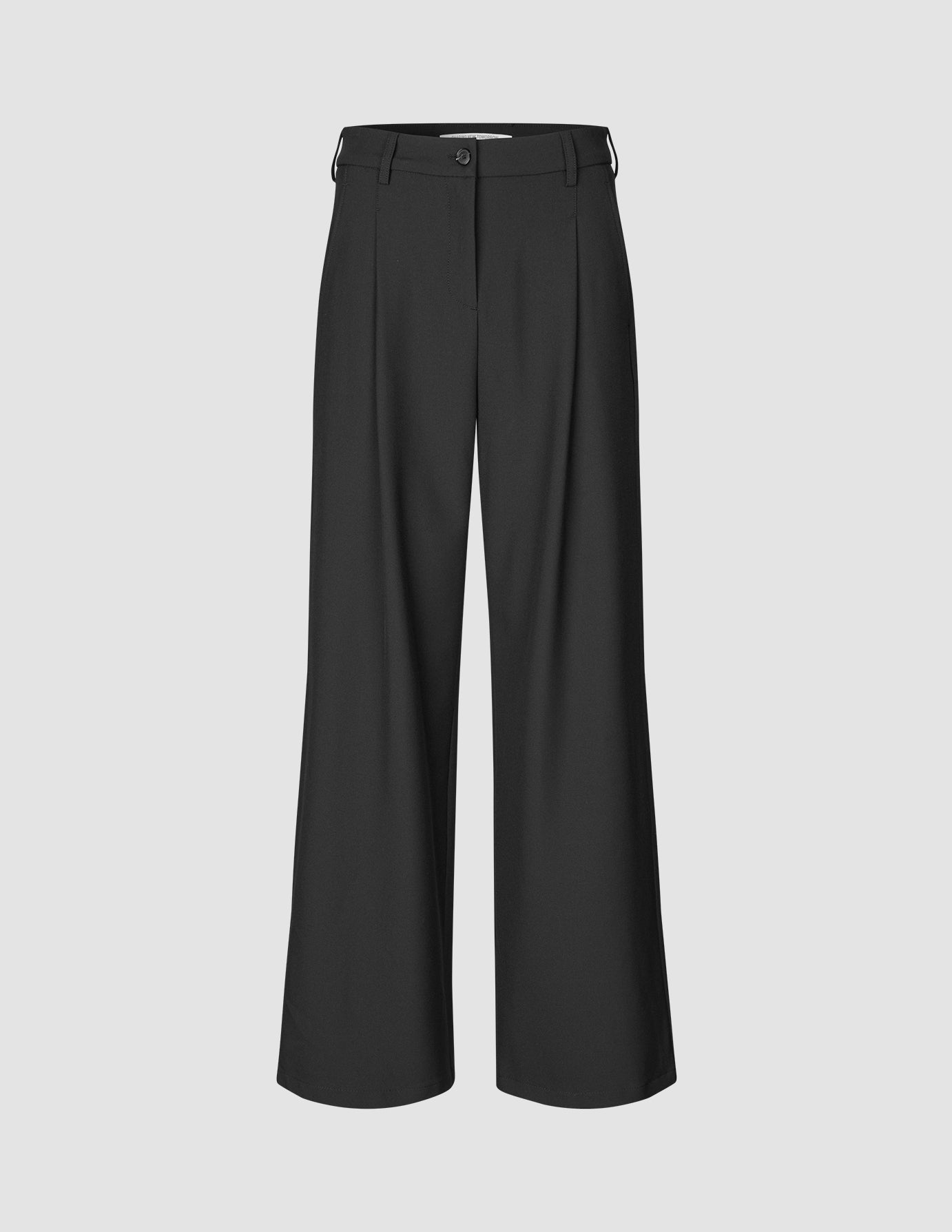 Serene Pants Wide Black: bukser med høy midje og vide ben i svart, med plissering foran og knappelukking.