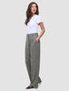 En kvinne i en hvit T-skjorte og Women Ashryn Pants Wide Domino Herringbone-bukser.