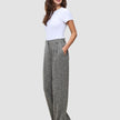 En kvinne i en hvit T-skjorte og Women Ashryn Pants Wide Domino Herringbone-bukser.