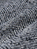 Nærbilde av det svart-hvite, strukturerte bouclé-stoffet med fiskebeinmønster som er brukt til damebuksene Ashryn Pants Wide Domino Herringbone.