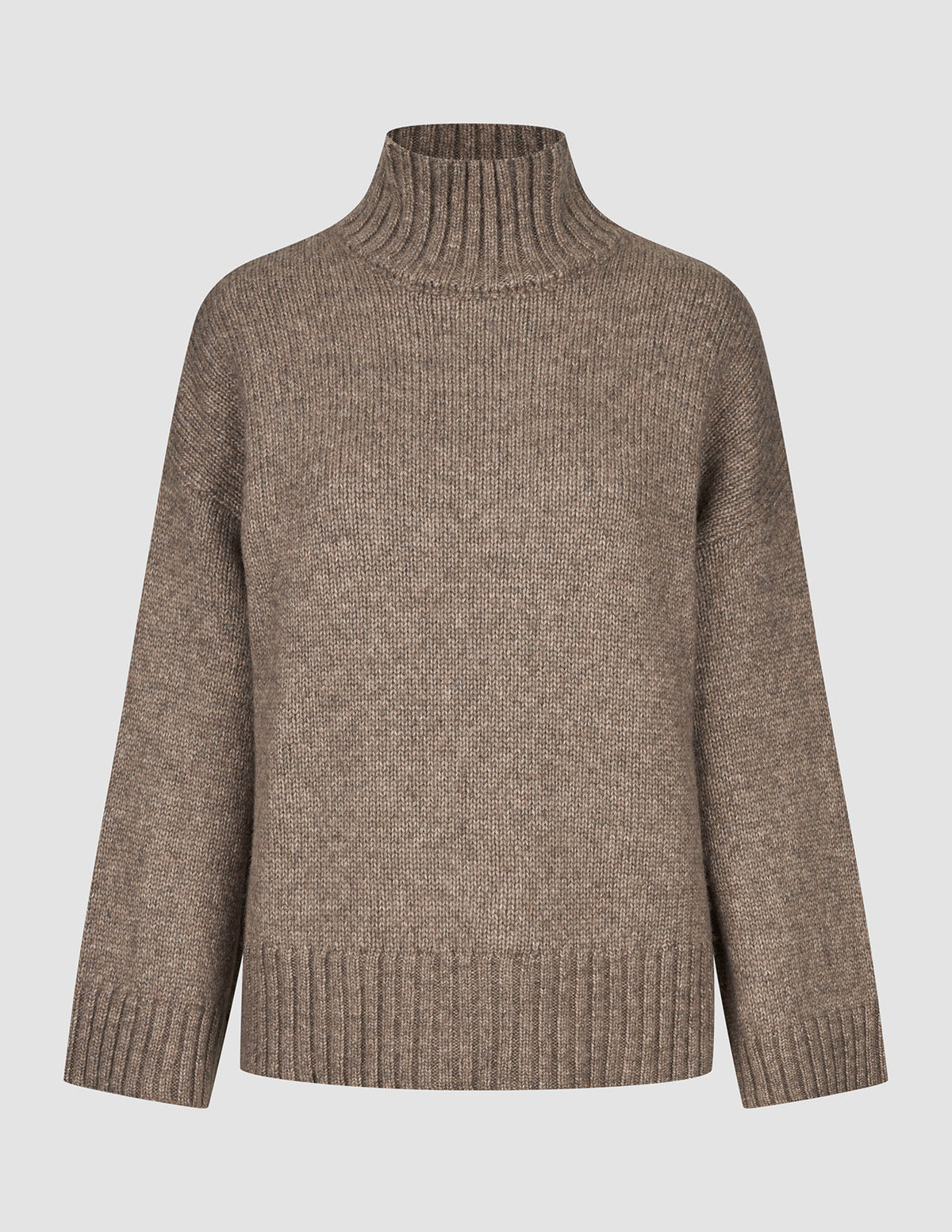 Dame-genser i tykk, myk ull med høyhalset krage i fargen taupe melange, med ribbestrikkede mansjetter og nederkant.