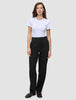 En kvinne iført en hvit T-skjorte og Women GO2 Pants Straight Black med rette ben.
