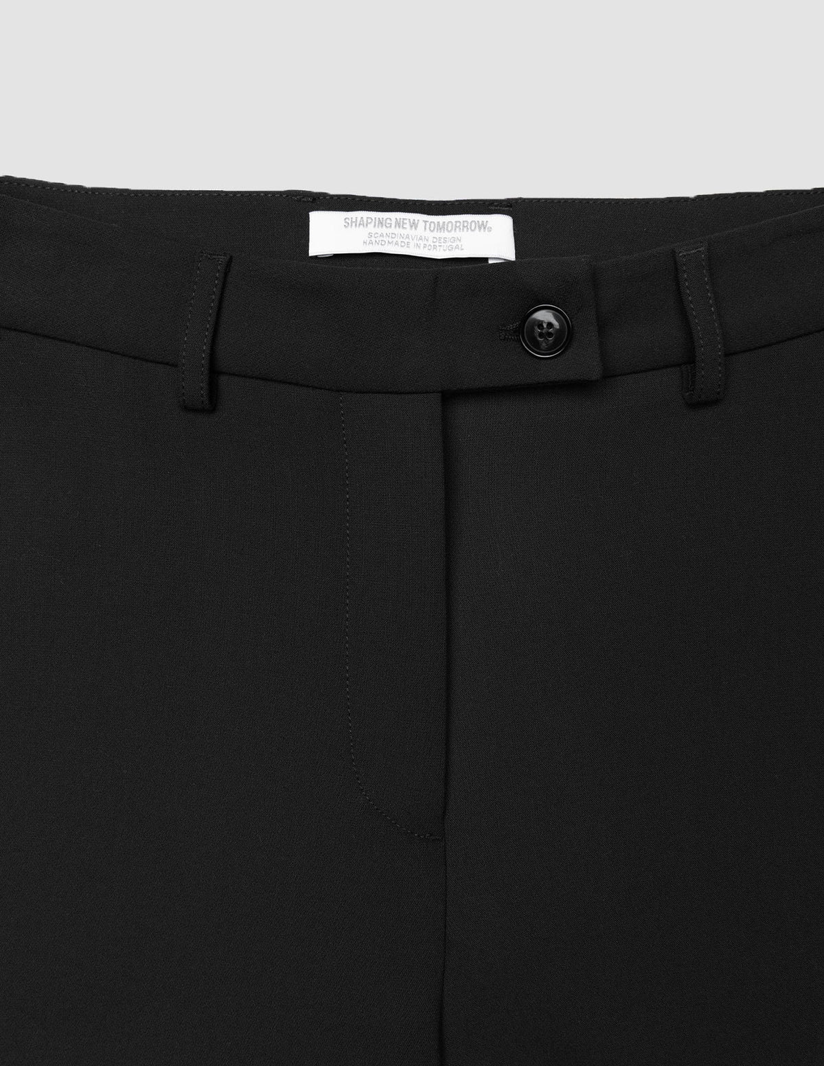 Nærbilde av linningen og knappelukningen på de svarte GO2-buksene for kvinner i rett snitt (Black).