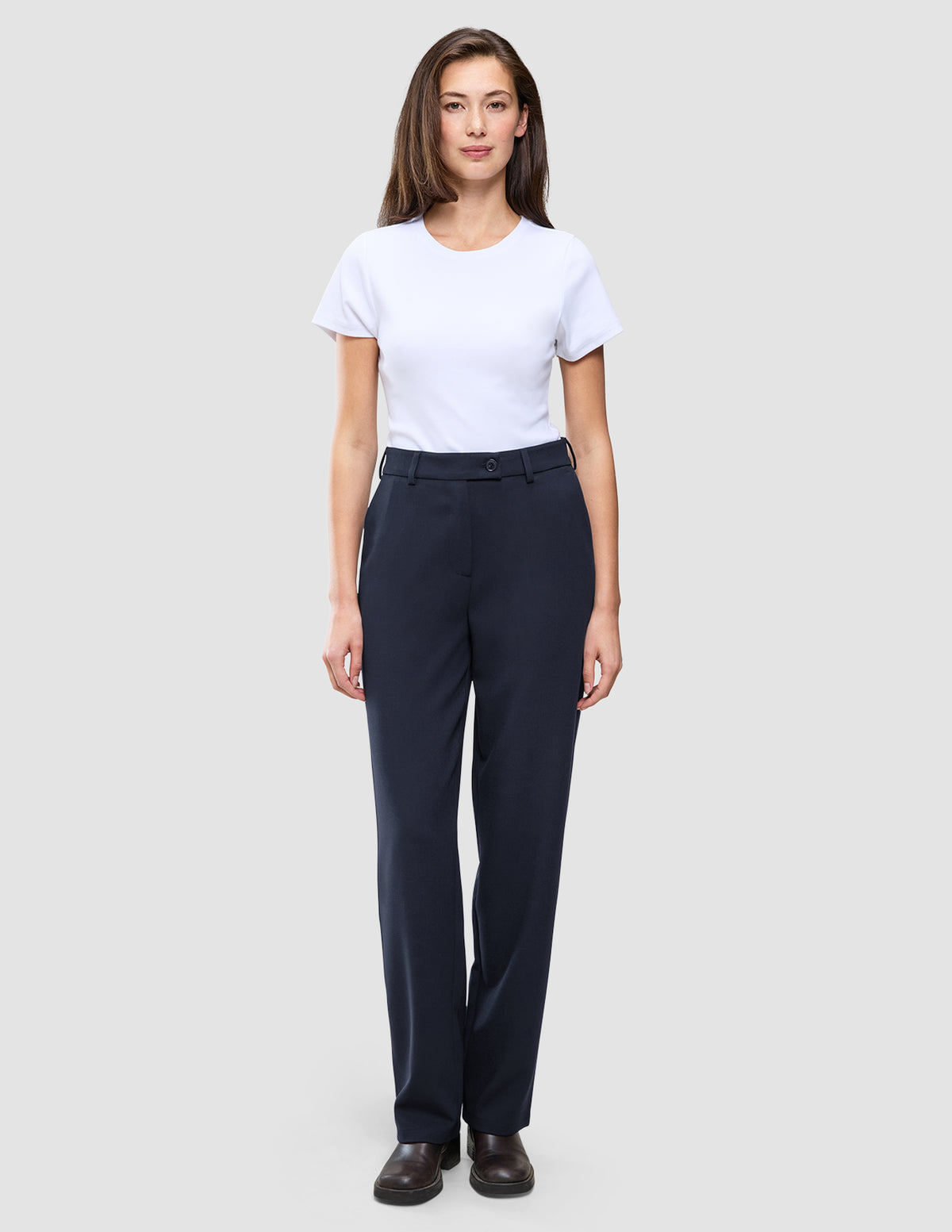En person som har på seg en hvit T-skjorte og Women GO2 Pants Straight Blue Nights med rette ben.