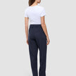 En kvinne iført en hvit T-skjorte og et par Women GO2 Pants Straight Blue Nights med høy midje og rette ben.