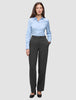 En kvinne iført en lyseblå skjorte med knapper og Women GO2 Pants Straight Dark Grey Melange med rett snitt.