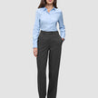 En kvinne iført en lyseblå skjorte med knapper og Women GO2 Pants Straight Dark Grey Melange med rett snitt.