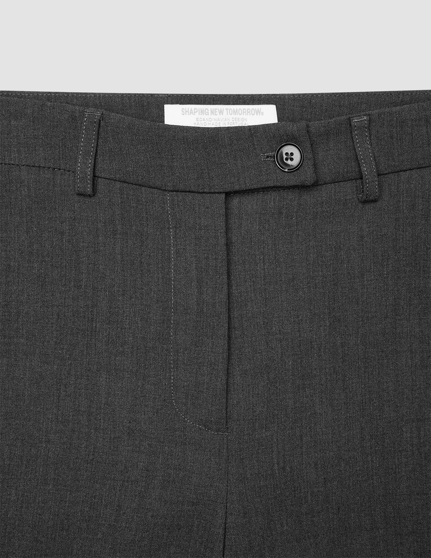 Nærbilde av linningen og knappelukningen på de elastiske, mørkegrå Women GO2 Pants Straight Dark Grey Melange.